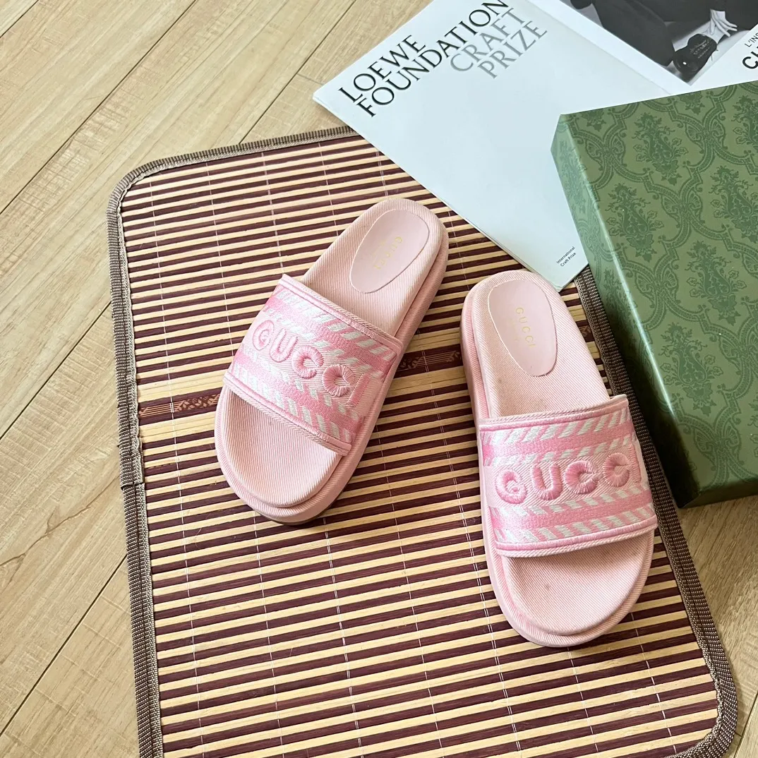 👟👟Ex-factory price 420👟👟 High-end women's shoes Gucci's latest limited edition thick-soled slippers. Top quality sale. Purchase authentic products. The material and craftsmanship are consistent with the original. Upper: original special printing process. Lining: dyed sheepskin. Outsole: Italian private model outsole. Size: 35-43M standard size. 41, 42 custom-made and non-refundable. Sole thickness: 5.5cm. Forefoot 4cm.